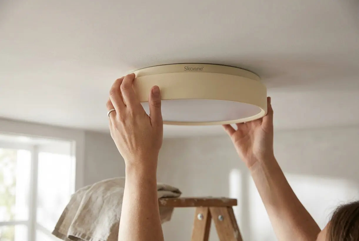 Close-up van LED opbouw plafondlamp installatie met Scandinavische design details