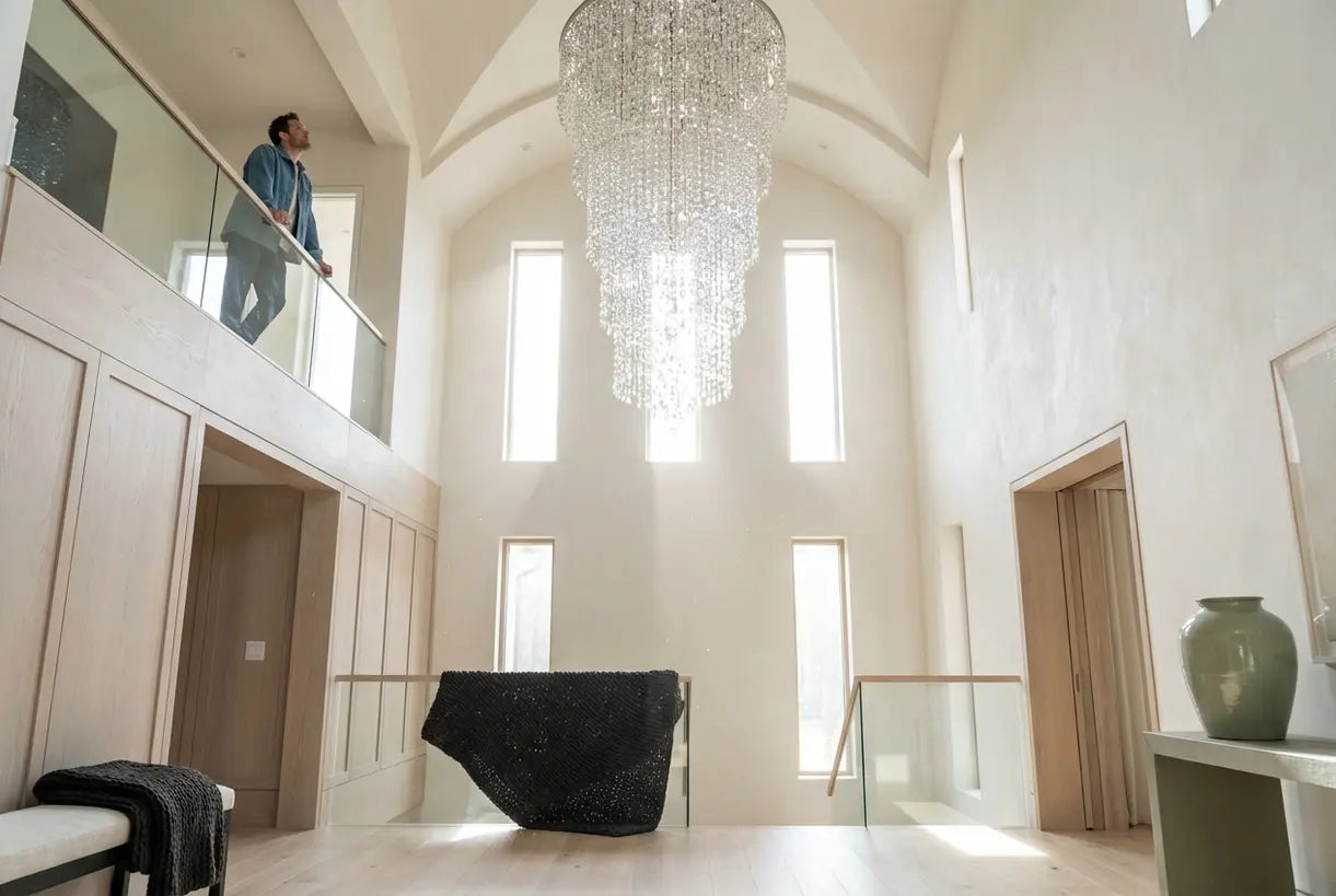 Hal over twee verdiepingen met een kroonluchter aan het hoge plafond