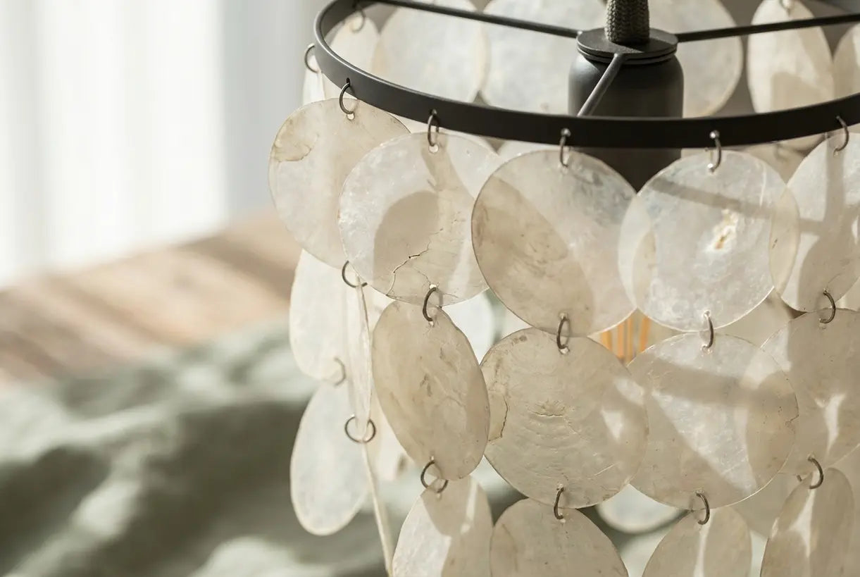 Close-up van iriserende capiz schelp hanglamp textuur met organische doorschijnende lagen