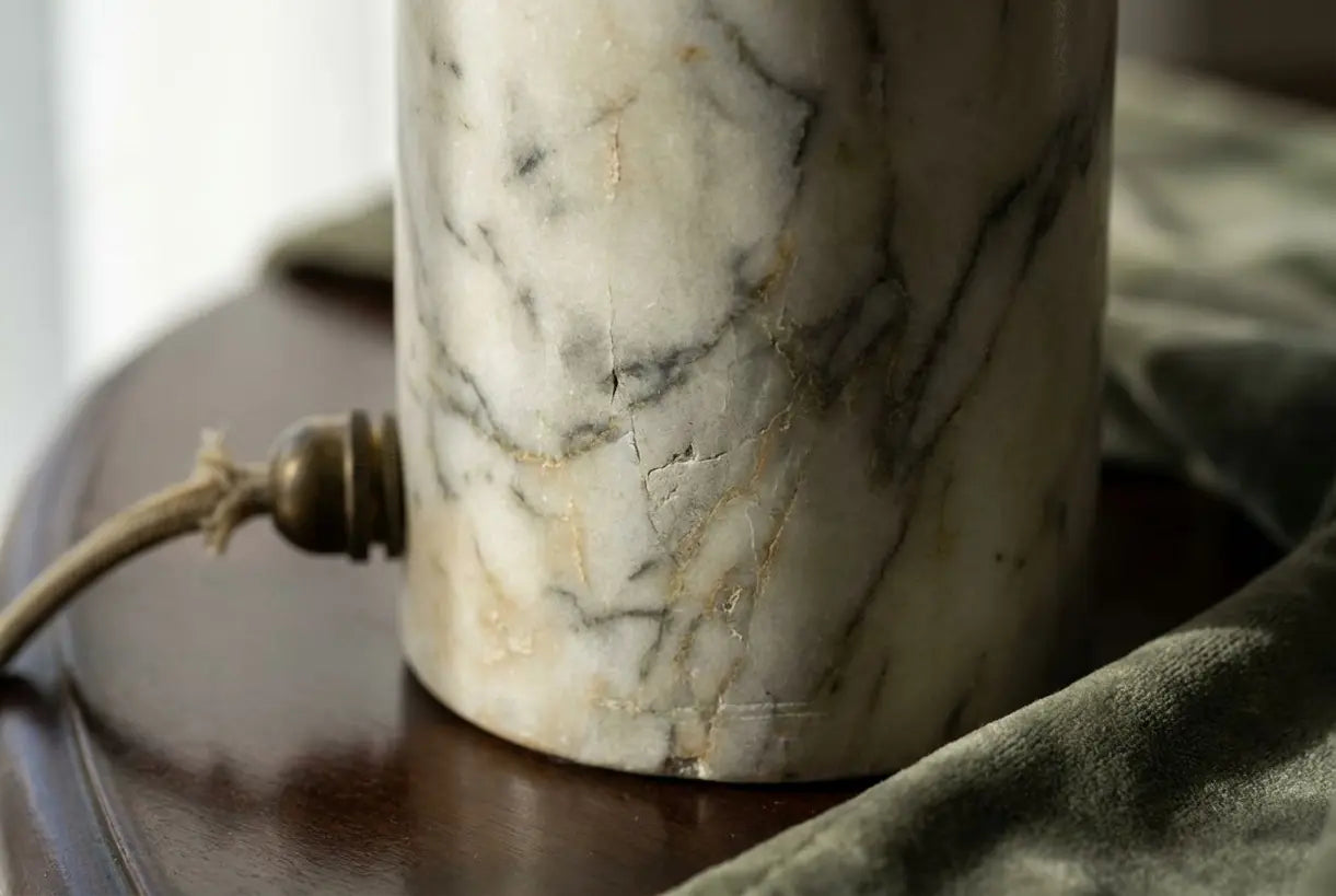 Close-up van een vintage marmeren lampvoet met natuurlijke steenadering