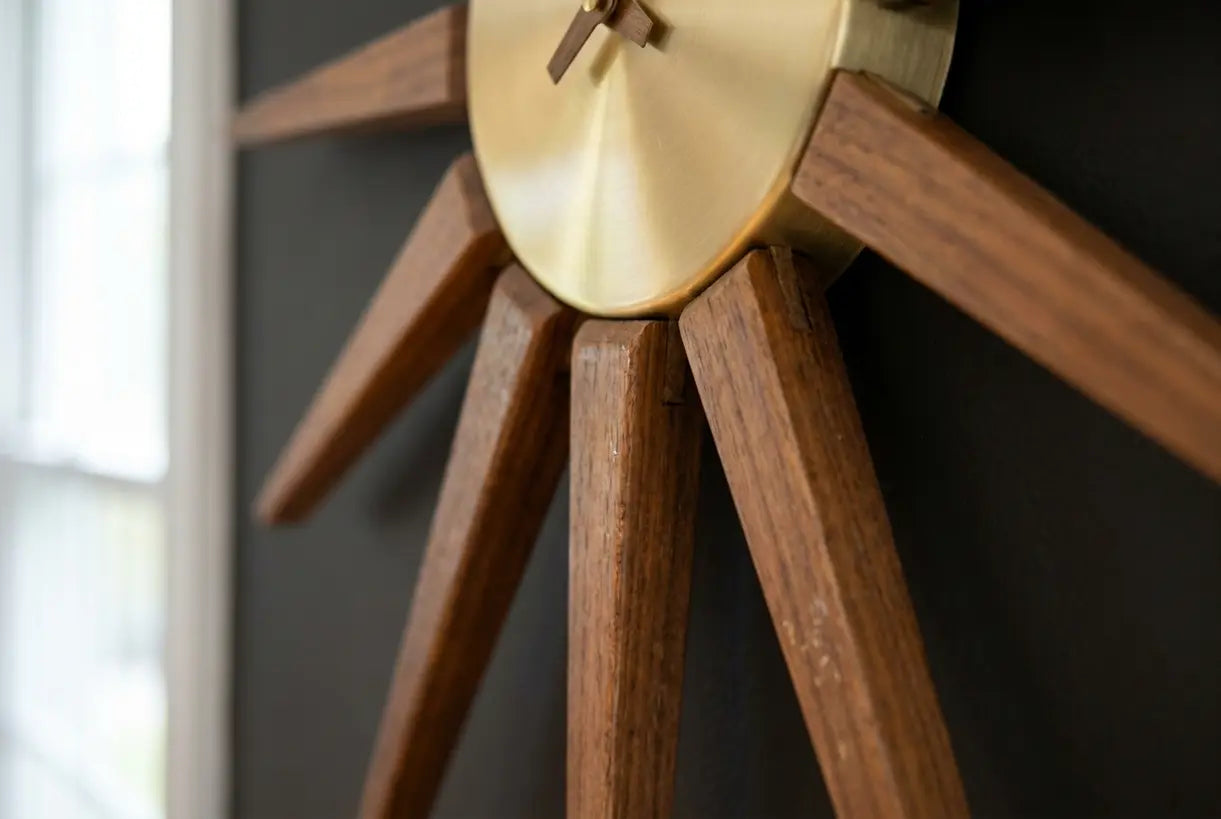 Detaillierte Nahaufnahme einer Mid-Century Modern Starburst-Uhr, die Holzspeichen und Messing-Mittelhandwerkskunst zeigt