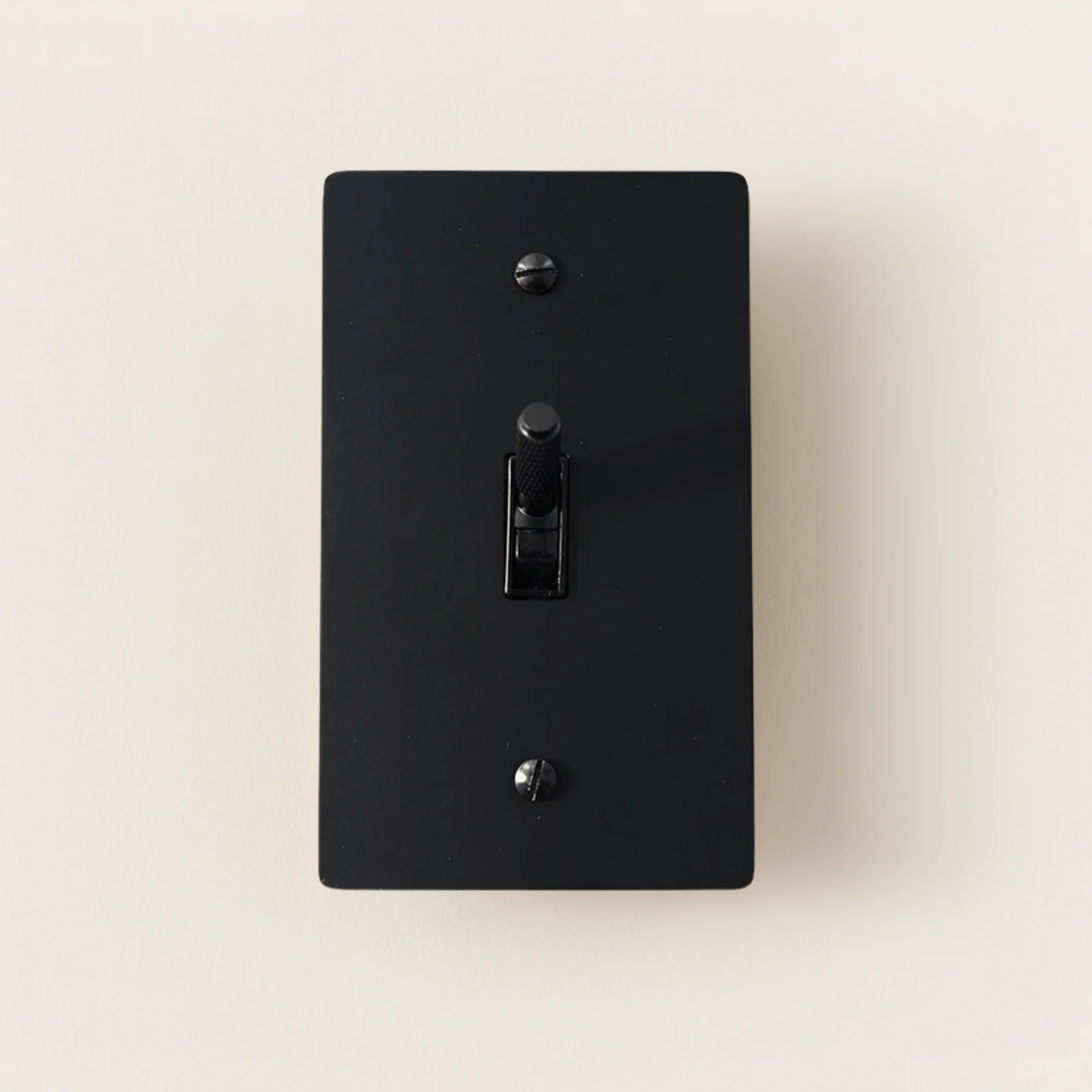 Premium Matte Black Brass Toggle Switch by Skonne, 1TOGGLE, Single-Pole Switches, Svarta Solid