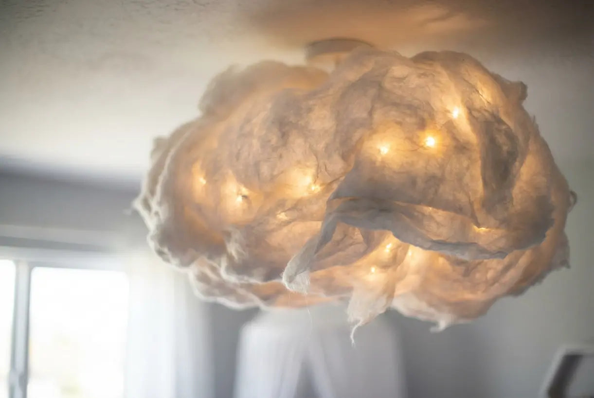 Close-up van dromerige wolk plafondarmatuur met zachte LED-gloed