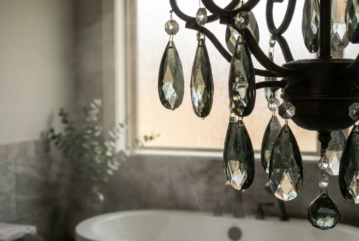 Kristallen badkamerkroonluchter prisma's vangen warm licht in een spa-achtig toilet