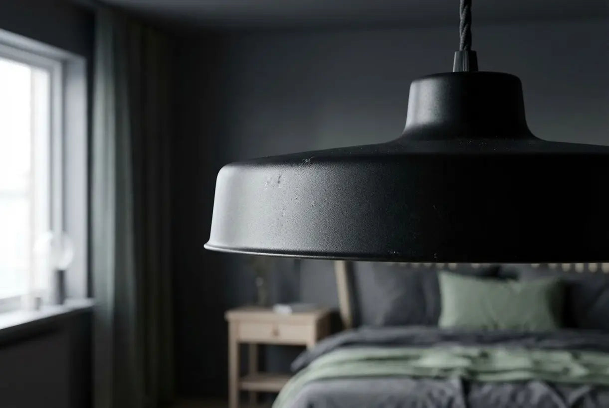 Close-up van matzwarte plafondlamp met textuur- en afwerkingsdetail