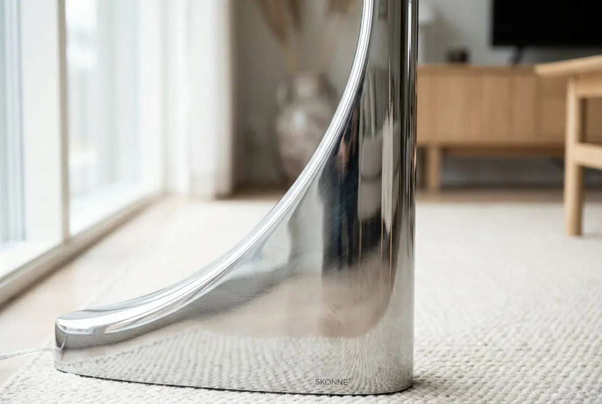 Close-up van gepolijste chromen vloerlamp met metalen reflectie en vakmanschap