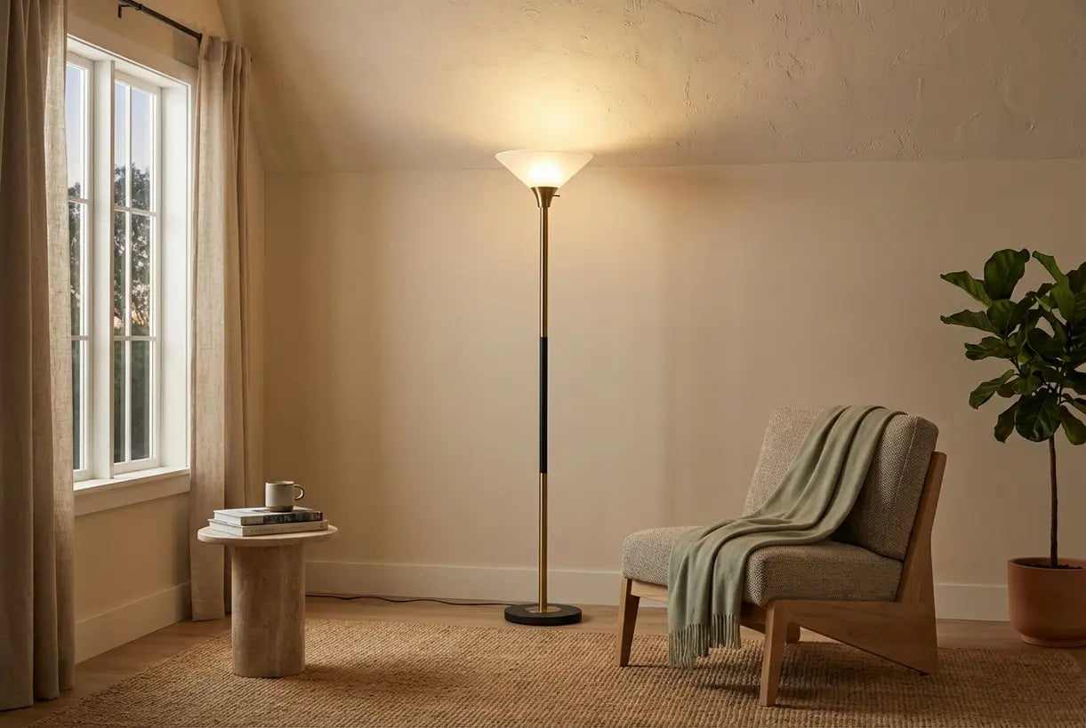 Moderne torchiere vloerlamp creëert sfeervol uplight in Scandinavische woonkamer