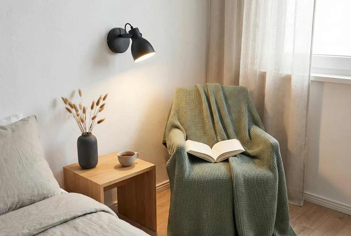Scandinavische slaapkamer met spotlight wandlamp die directionele taakverlichting biedt voor lezen