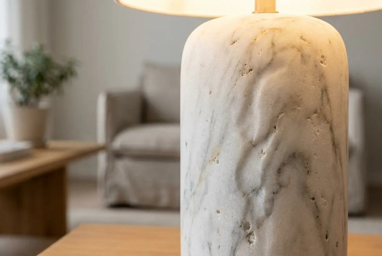 Close-up van de voet van een witte stenen lamp die natuurlijke marmeraders en textuur toont