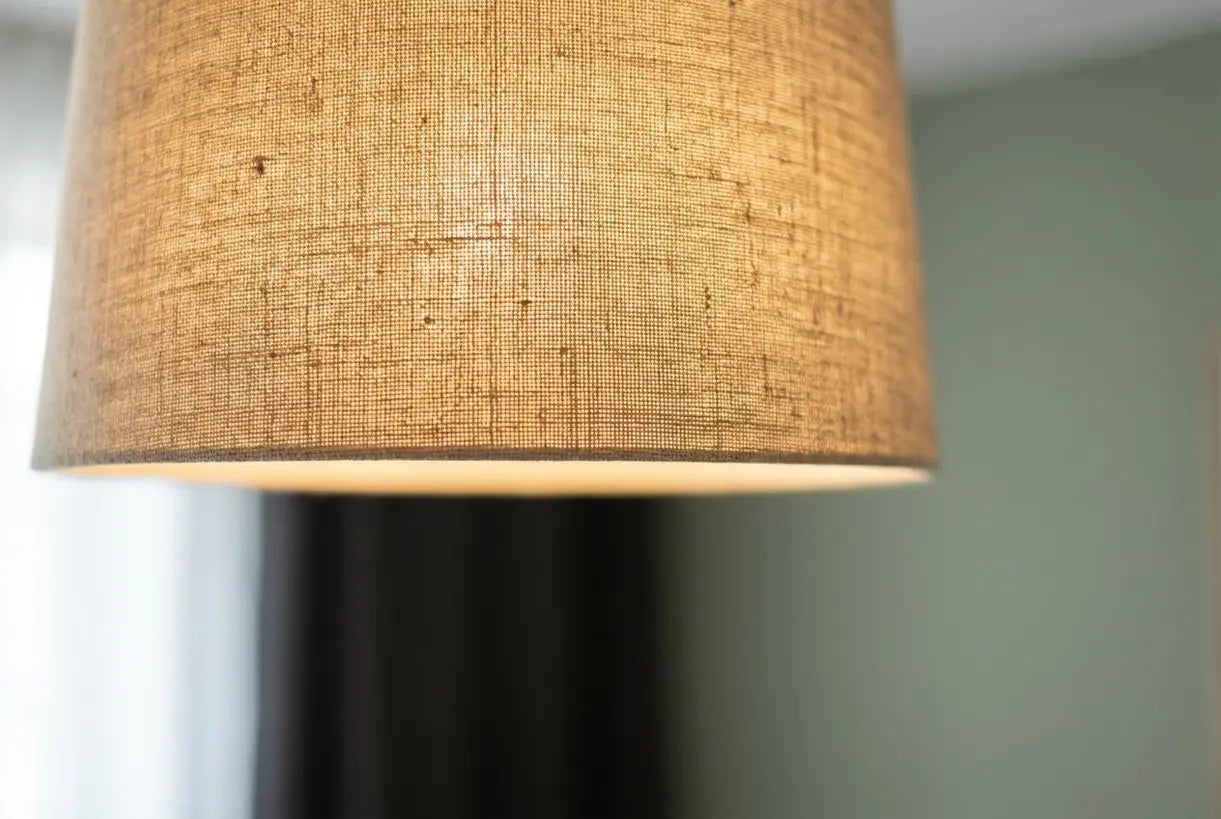 Linnen stoffen opbouwlamp met textuur die een natuurlijk geweven patroon en warm diffuus licht toont