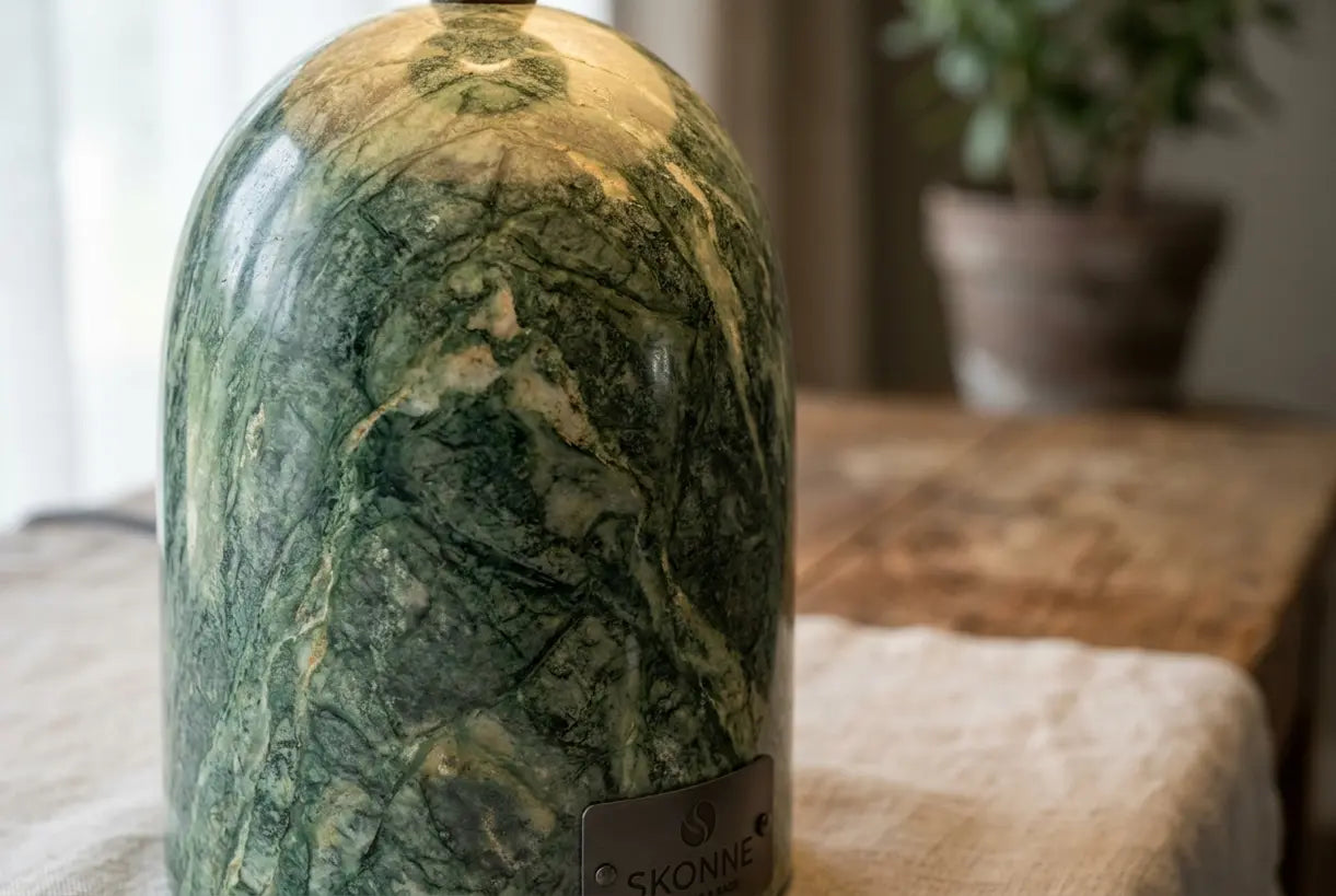 Close-up van groen marmer met natuurlijke aders, voor een lampontwerp geïnspireerd op de natuur