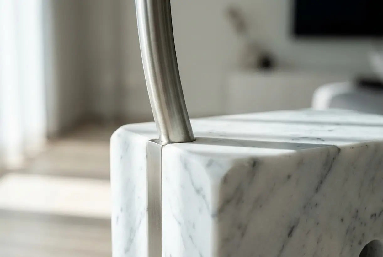 Close-up detail van Arco vloerlamp Carrara marmeren voet en roestvrijstalen stengelovergang