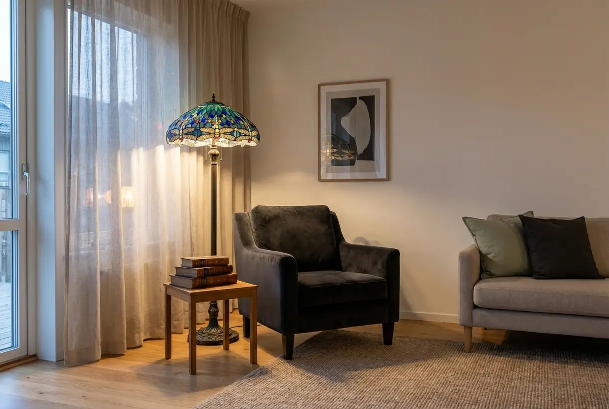 Vloerlamp in Tiffany-stijl met glas-in-lood libellenpatroon verlicht een knusse leeshoek in de woonkamer