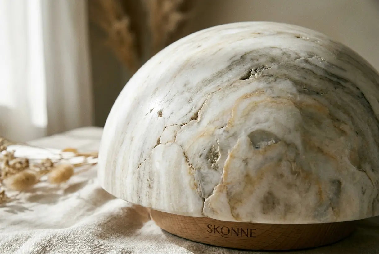 Natuurlijke marmeradering detail op sculpturale paddenstoellamp koepel