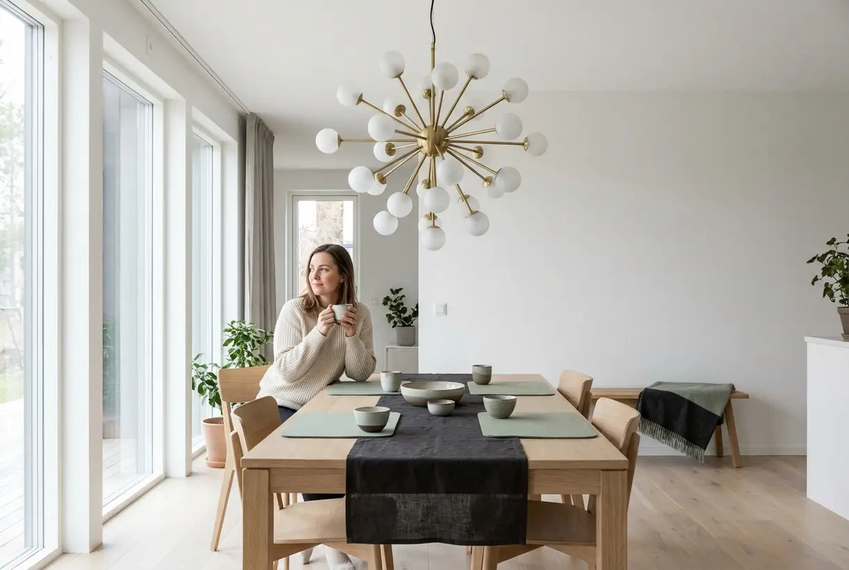 Scandinavische eetkamer met starburst hanglamp die een dramatisch brandpunt creëert