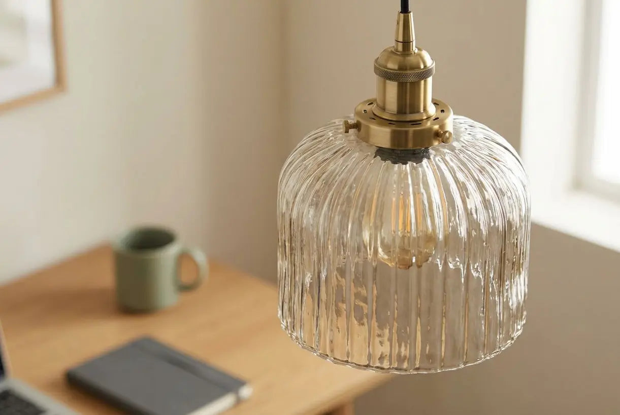 Close-up van een Scandinavische glazen plafondlamp met warme gloed voor de thuiswerkplek