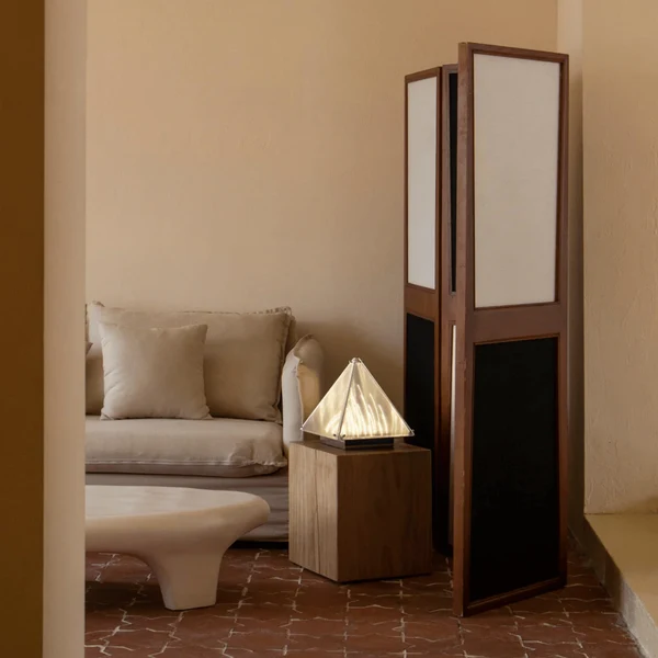 Tindra Pyramiden-Tischleuchte aus satiniertem Glas, dimmbar