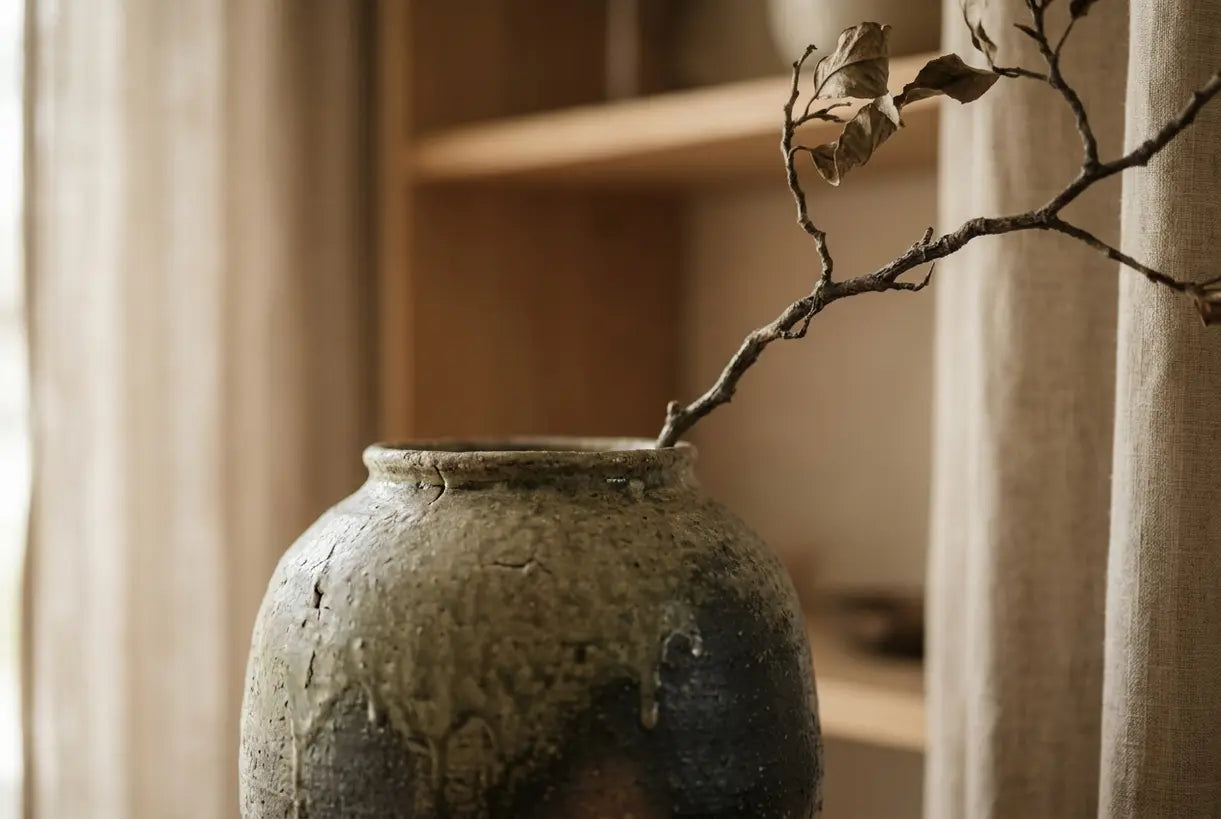 Close-up van een Japans keramische bloemenvaas met actieve glazuurtextuur