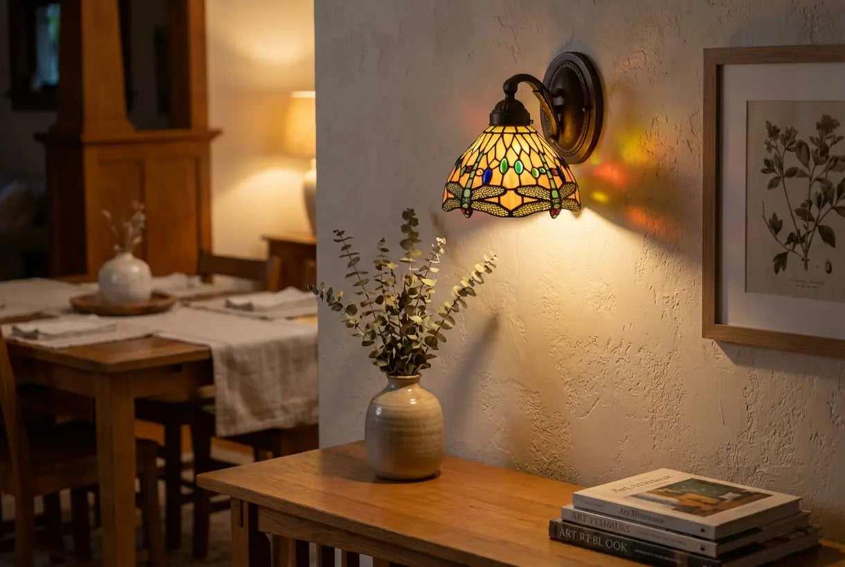Tiffany wandlamp in elegante gang met warme glas-in-lood verlichting