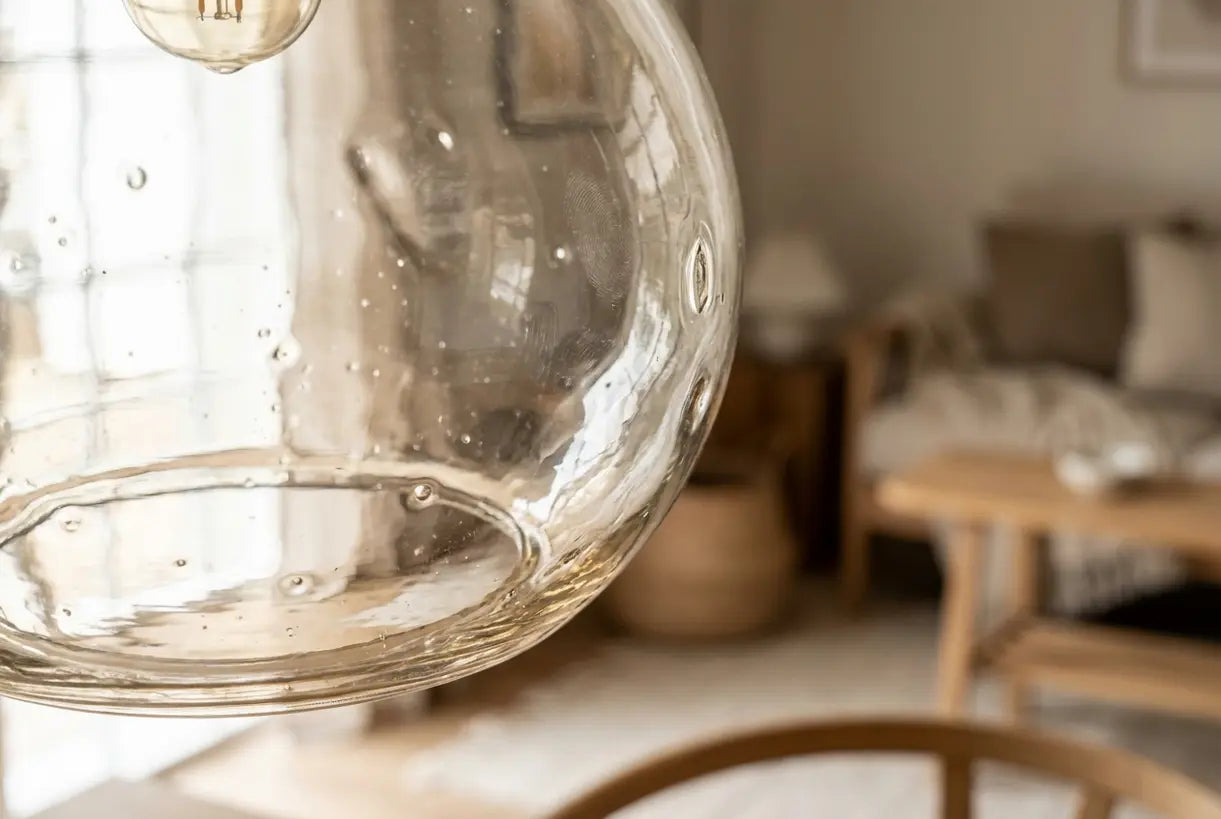 Detail van de textuur van een mondgeblazen Scandinavische glazen hanglamp