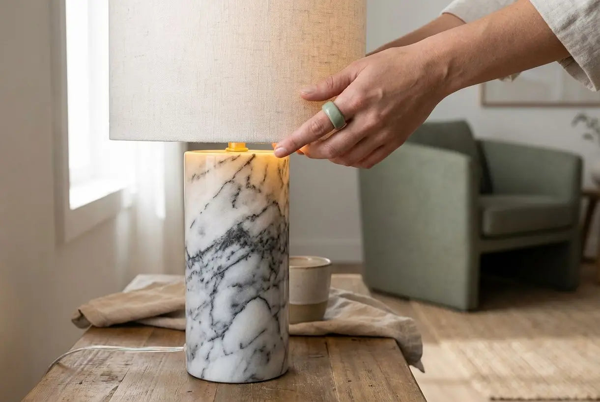 Marmeren tafellamp met natuurlijke aders en linnen kap in een Scandinavisch interieur